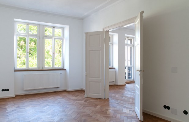 SANIERUNG VON ZWEI ALTBAU-WOHNUNGEN IN EINEM DENKMALGESCHÜTZTEN GRÜNDERZEITHAUS