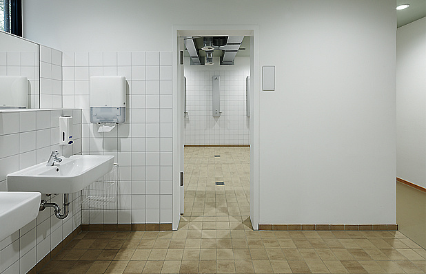 Umbau und Modernisierung eines Umkleidetrakts einer Sporthalle