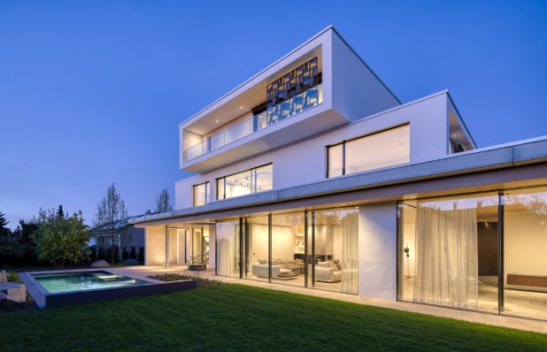 Wohnhaus mit Pool